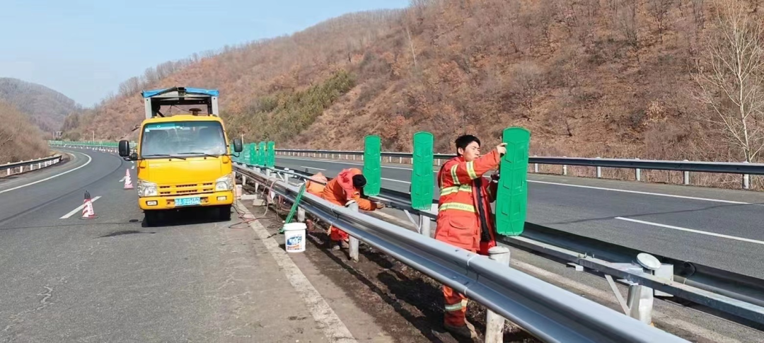 图为高速公路养护工作现场