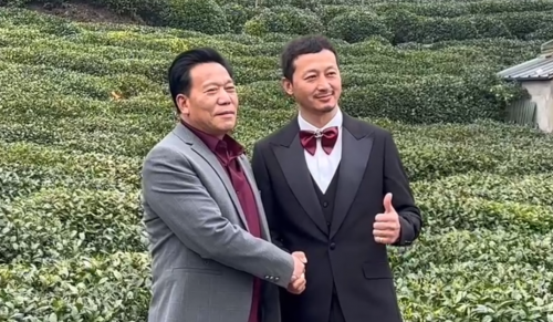 　　宋淑鑫与龙坞总经理葛颂德合影