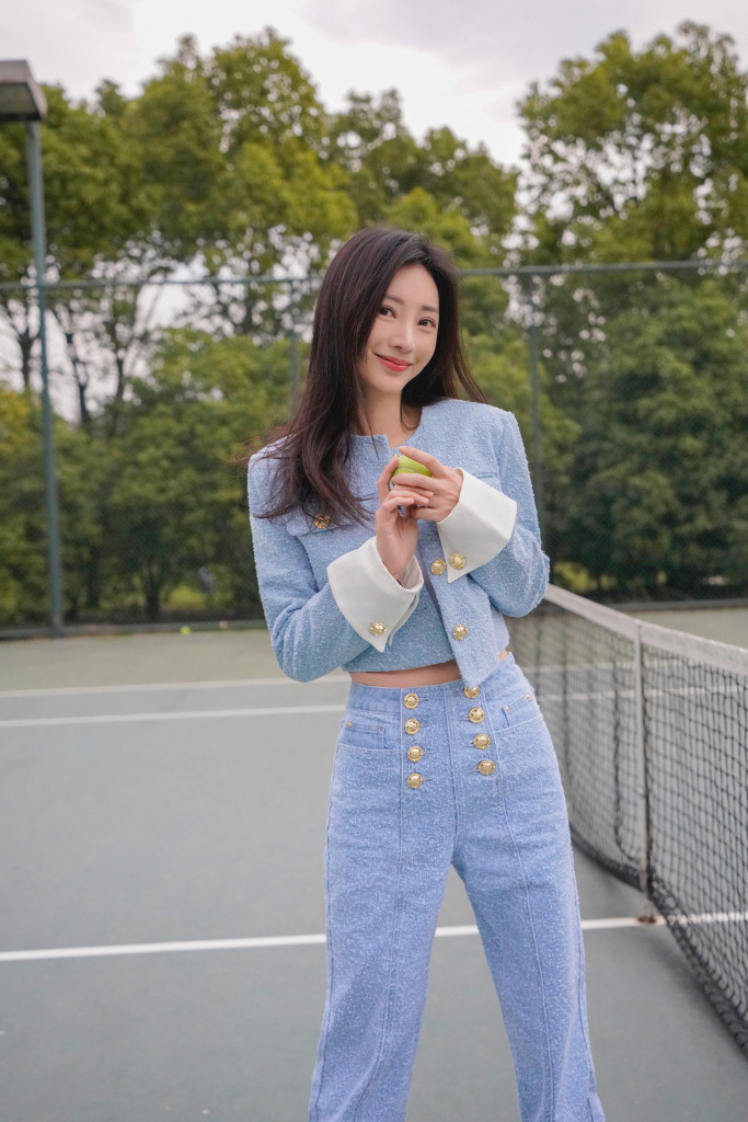 柳岩分享网球场休闲随拍牛仔蓝造型清爽靓丽