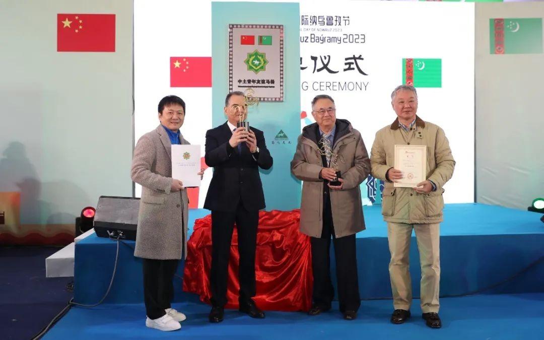 　　巴拉哈特·杜尔德耶夫大使、贾幼陵会长共同颁发证书