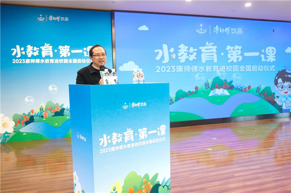 　　上海金汇实验学校校长尹纪平