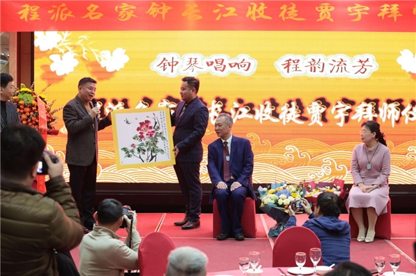 　　国家一级演员、中国戏曲学院教授 杜鹏先生送来一幅牡丹