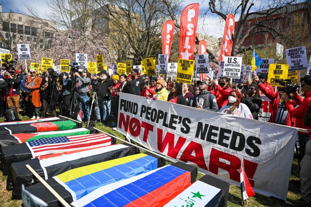 3月18日，美国首都华盛顿，反战人士在白宫前参加集会。图/视觉中国