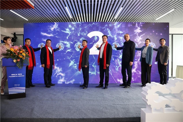 　　鼎基智能云平台董事长唐明亮、青岛市东北企业家协会会长曹杨等领导共同摁下“施工宝”与“有好活”产品上线启动键