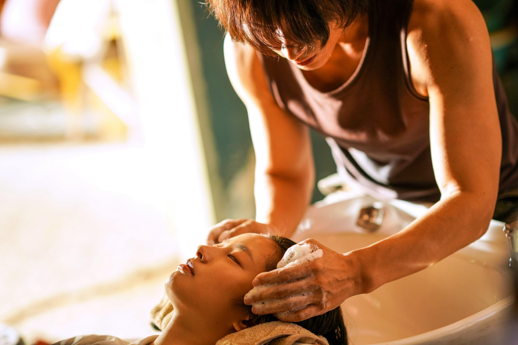 导演陈宙飞透露,网剧《夏花》里洗头的场景中,为男女主设计了不同的