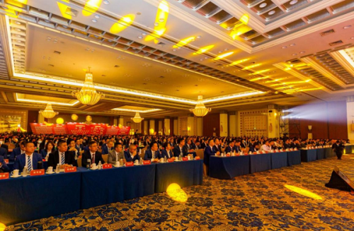 　　(图为守正创新,追光新时代;顶天立地,数智赢未来——骏丰频谱第五届创新创业千人大会现场)