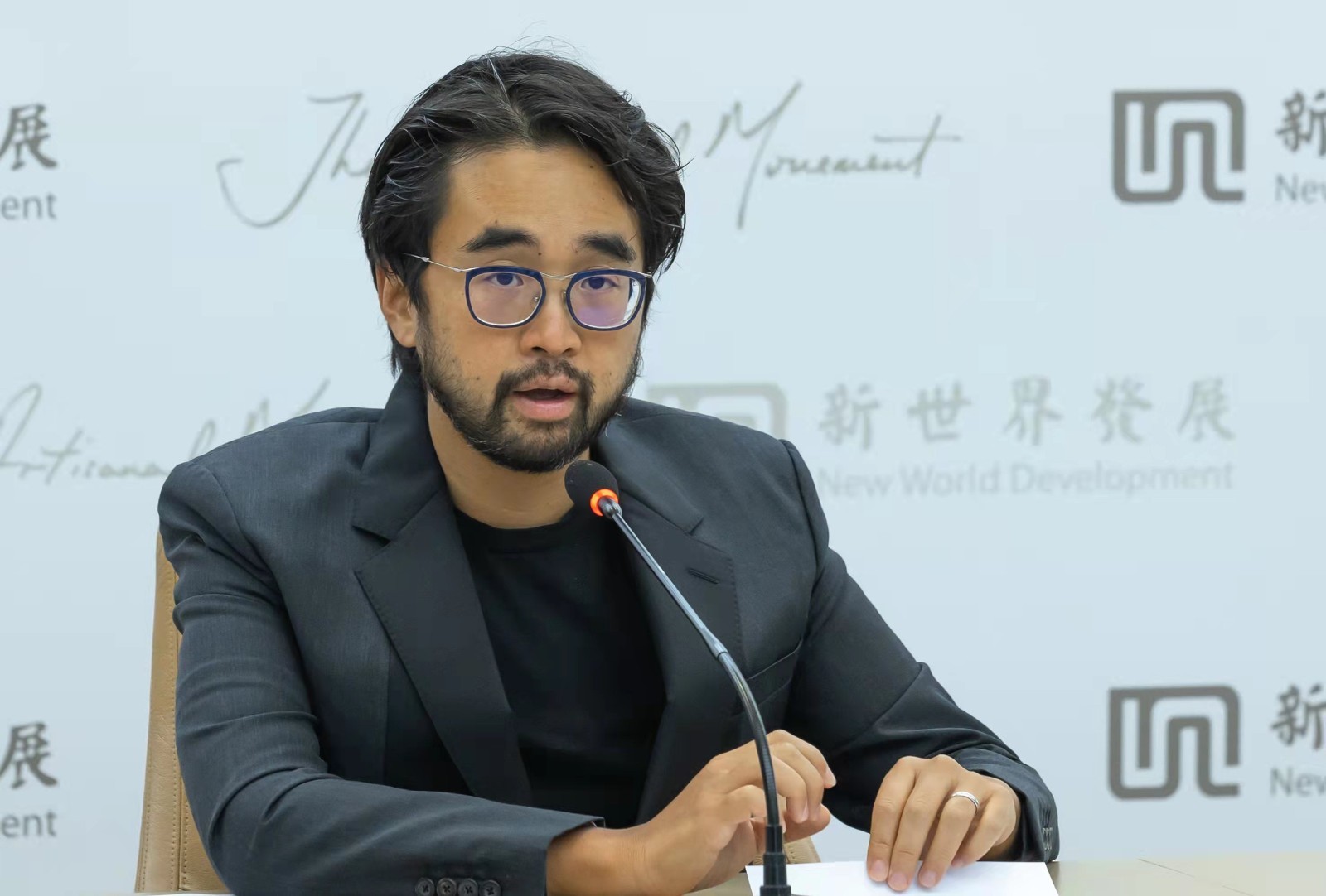 　　图 1全国政协委员，新世界发展有限公司行政总裁，周大福珠宝集团执行董事，K11集团创办人、主席 郑志刚(图源：新世界发展)