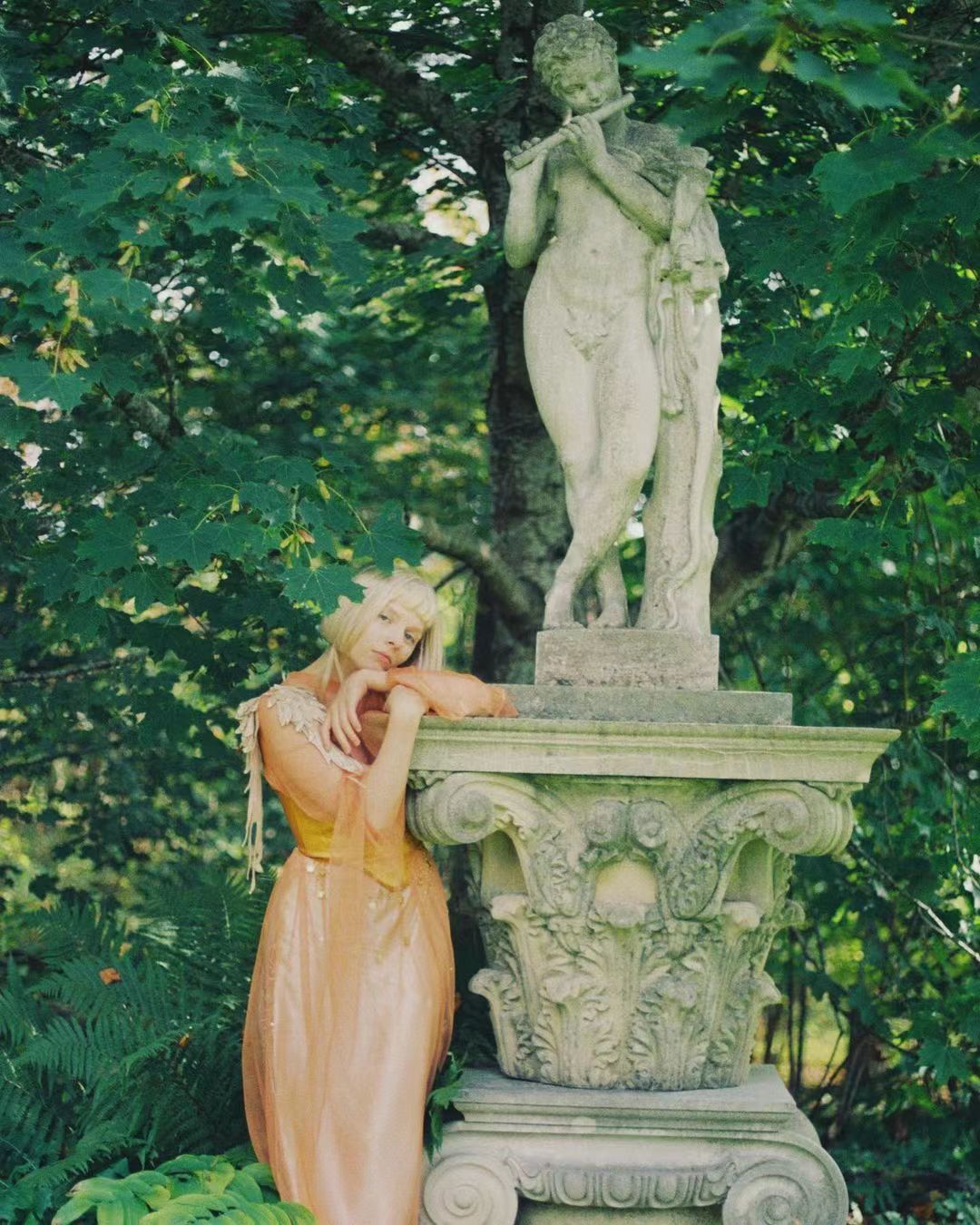 aurora不仅喜欢沉浸于大自然,生活方式也朴素,她的衣服大多数都是姐姐