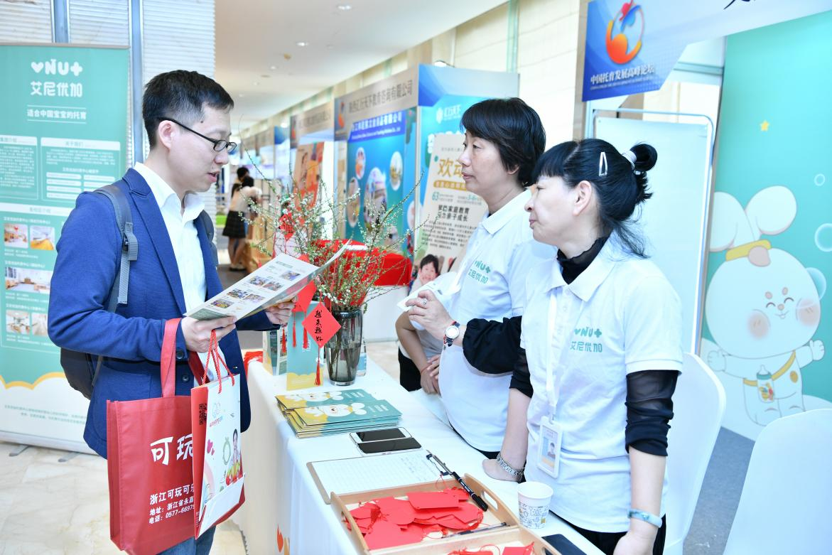 　　*艾尼优加展位现场互动图