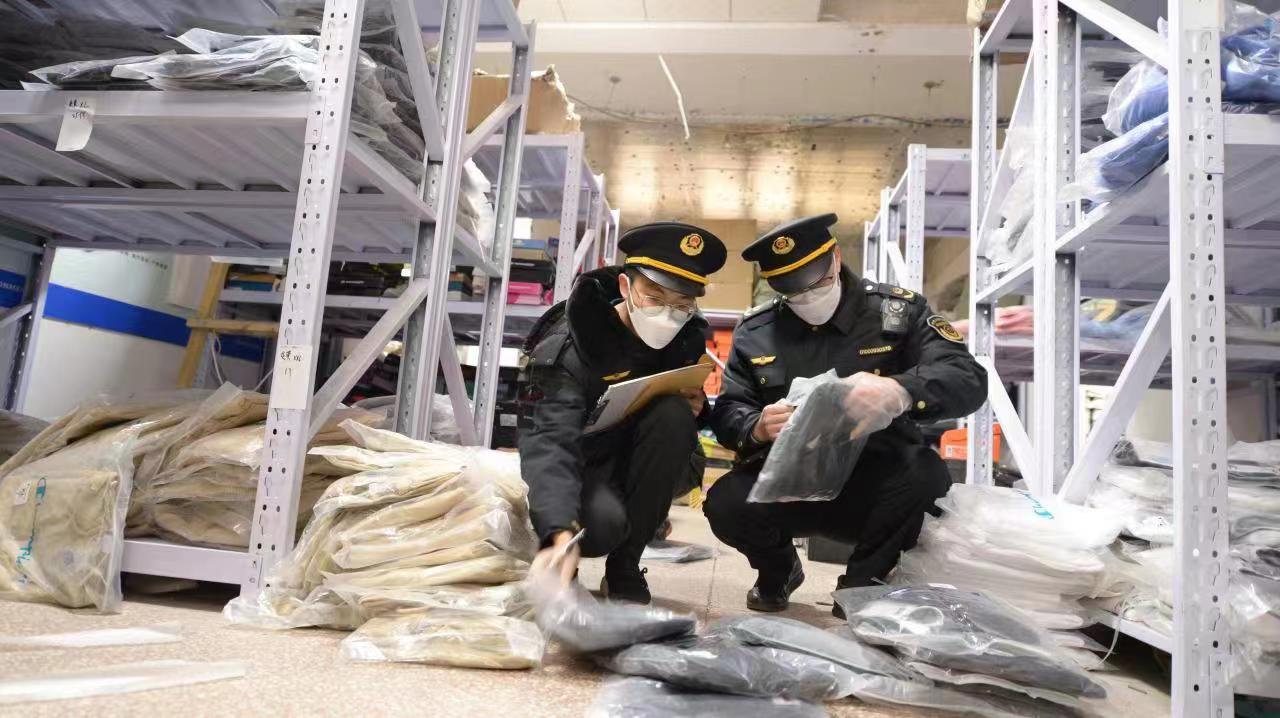 執法人員在庫房進行檢查。通訊員 潘若蓴 攝