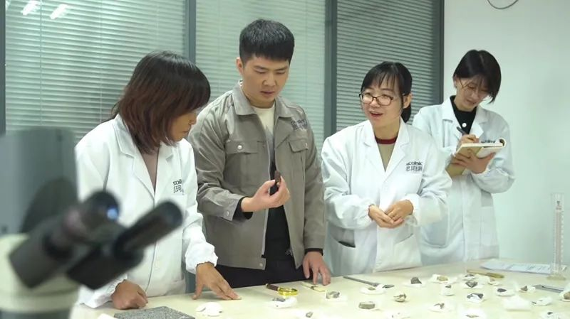 　　“网智控管道空间蓄热系统”团队