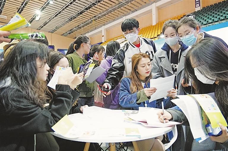 求职的学生与企业人资专员相互交流.宁夏日报记者 马照刚 摄