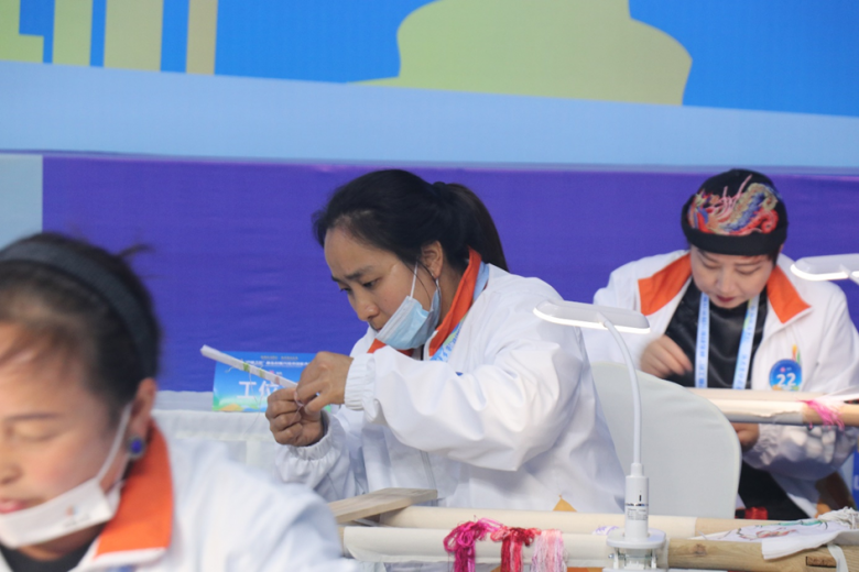 　　(听障绣娘赵封建在刺绣中)