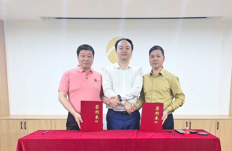 　　肖总(左)、张总(右)张董事长(中)签约龙岗区代理