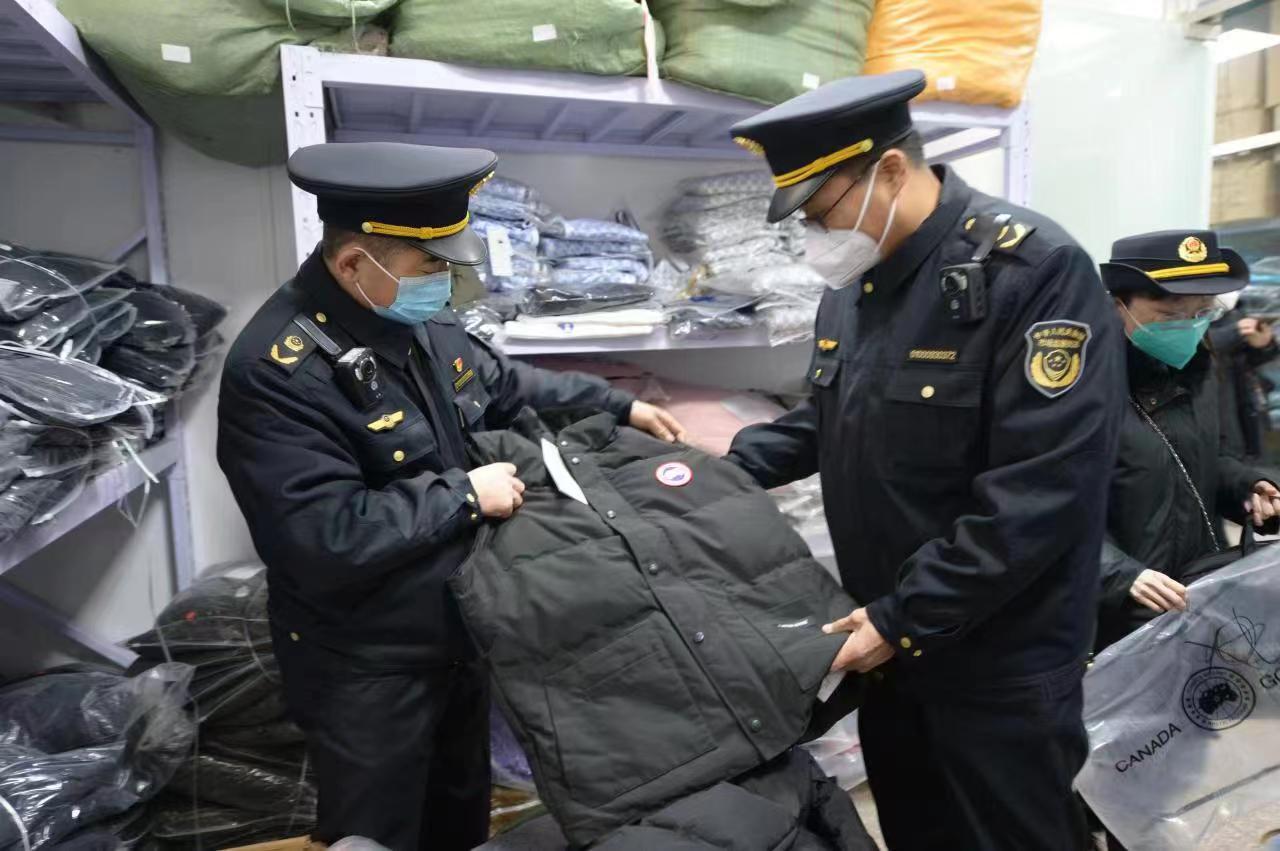 執法人員現場查獲的冒牌羽絨馬甲。通訊員 潘若蓴 攝