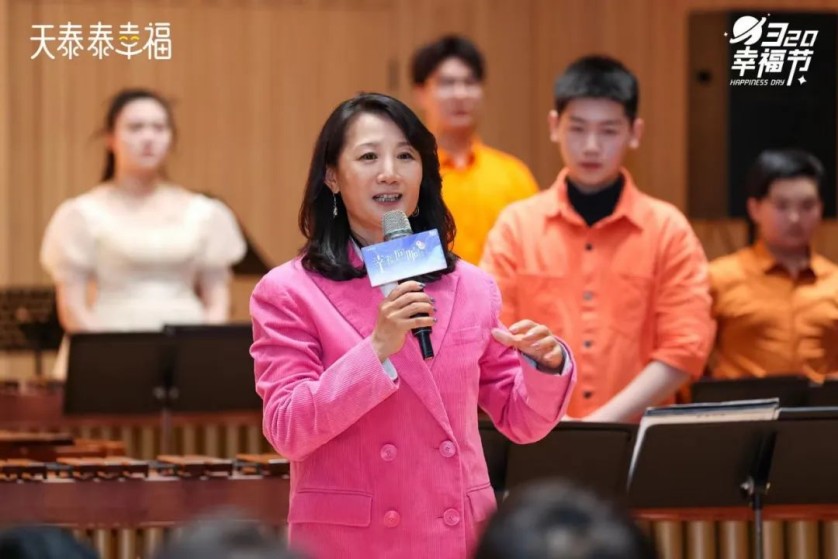 　　图：音乐会特邀主持人资深主持人、国家一级导演兰春萍老师