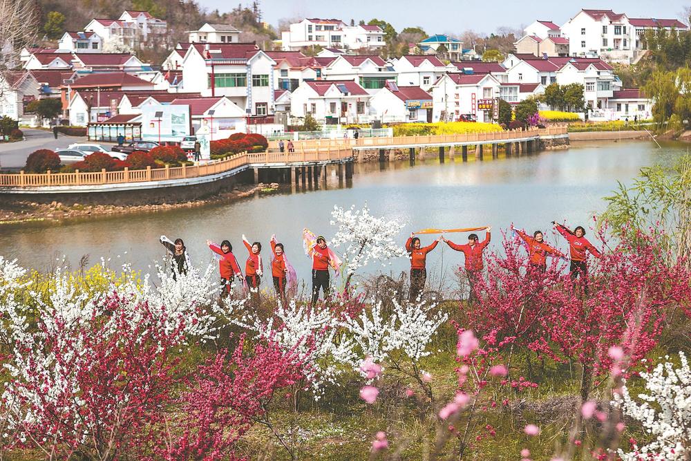 3月19日,当涂·大青山桃花节在大青山李白文化旅游区举行,游客沐春风