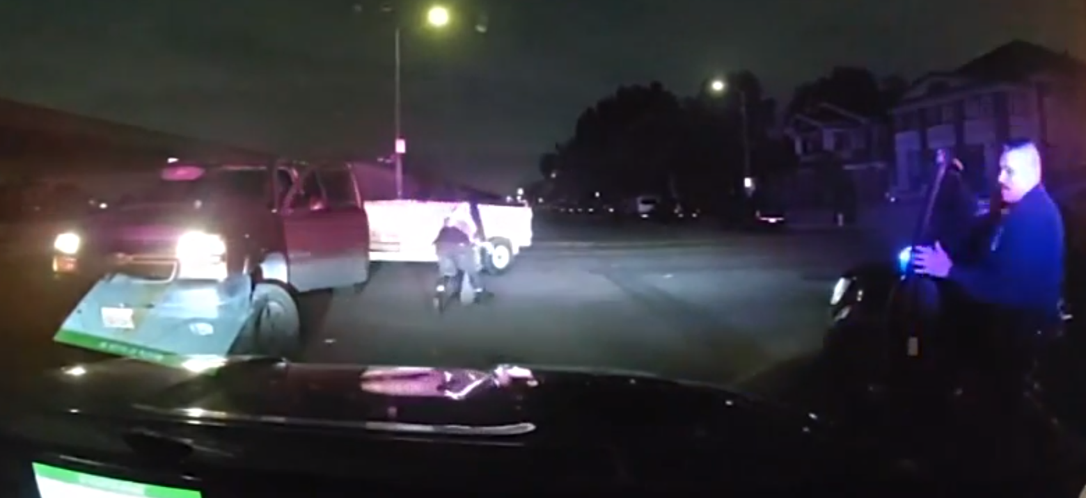 惊心动魄！美国洛杉矶一盗车贼试图踩滑板逃离追捕