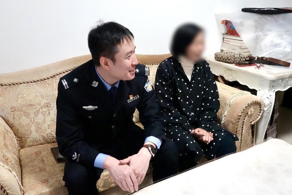 华乐派出所民警黄子敬与玲姨(化名)