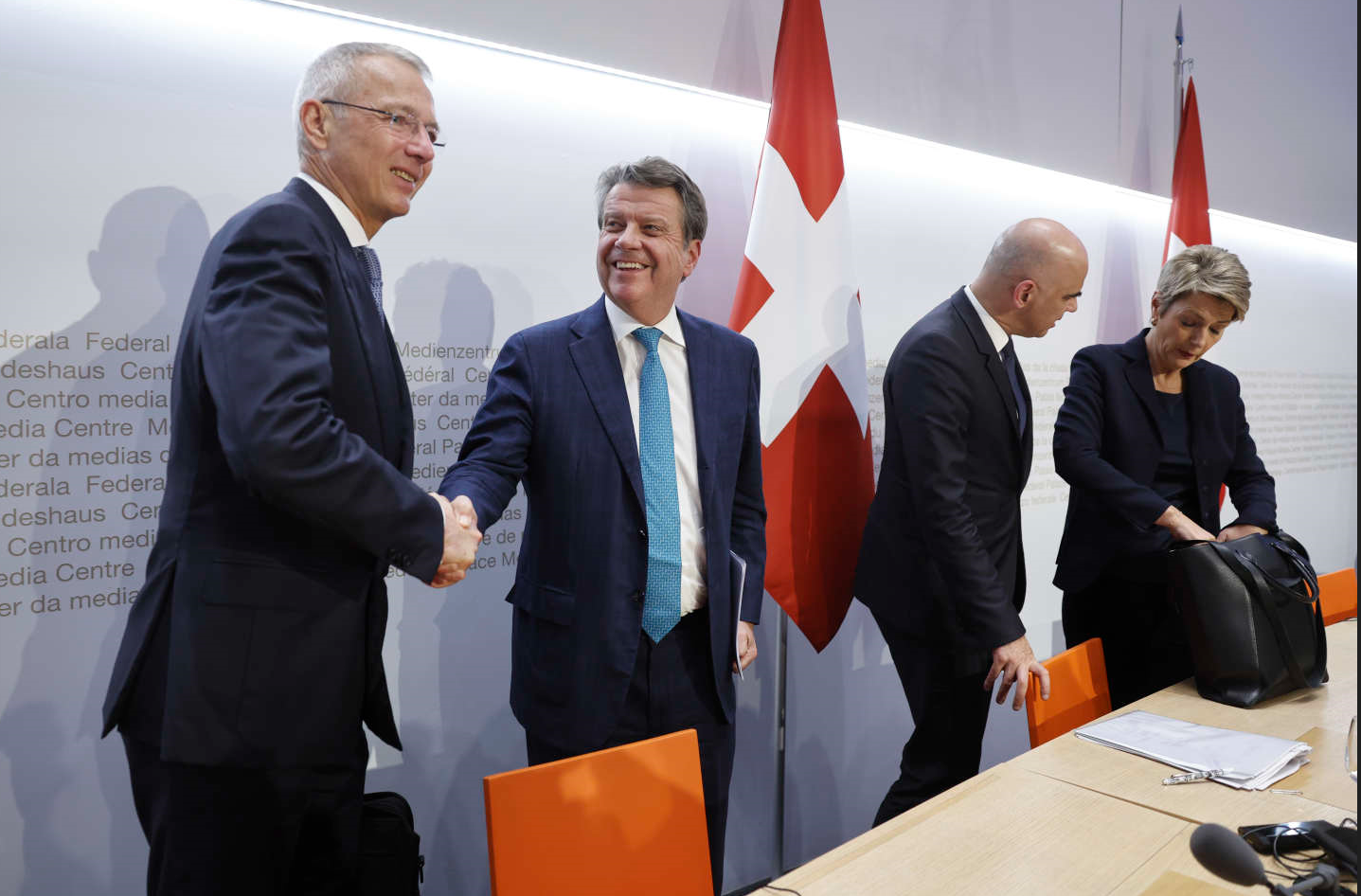 瑞士政府斥巨资救助银行引发议会异议 料将举行联合特别议程