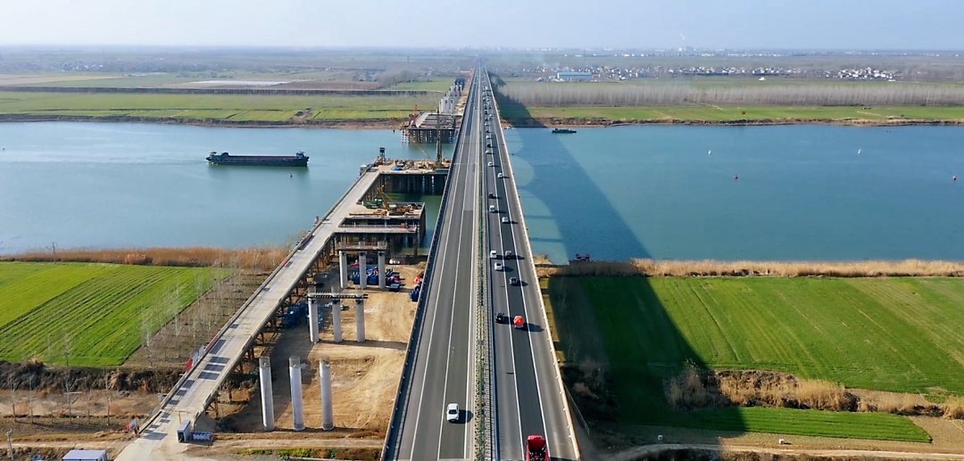 桐岳高速沥青中面层大规模施工合周高速寿颍段水稳底基层摊铺合周高速