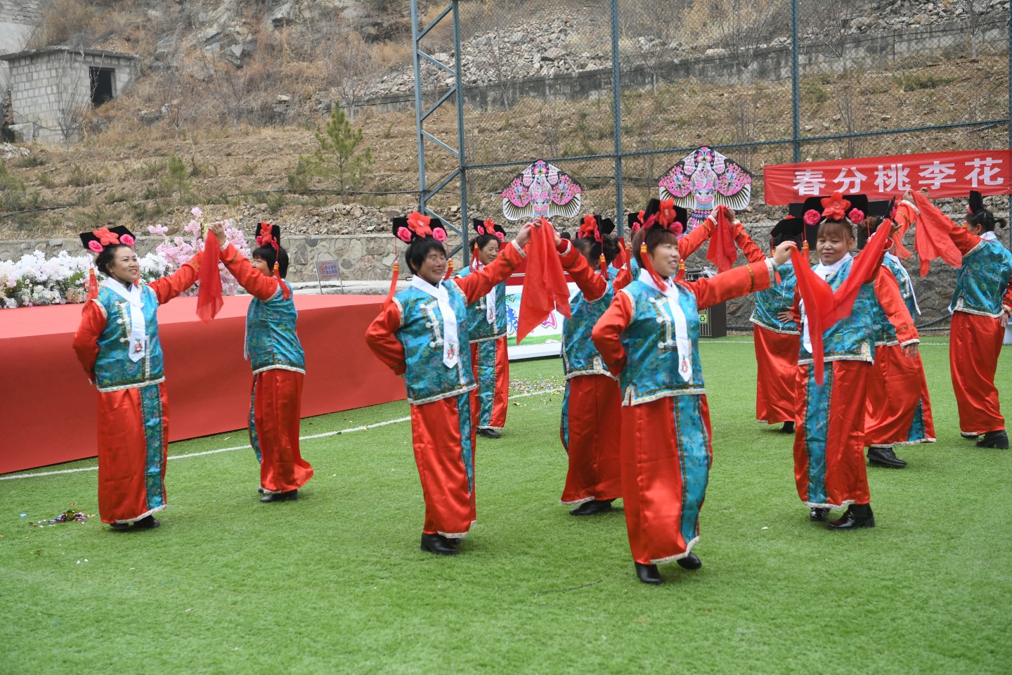 村民身穿满族服饰跳起了传统的满族舞蹈.新京报记者 王颖 摄