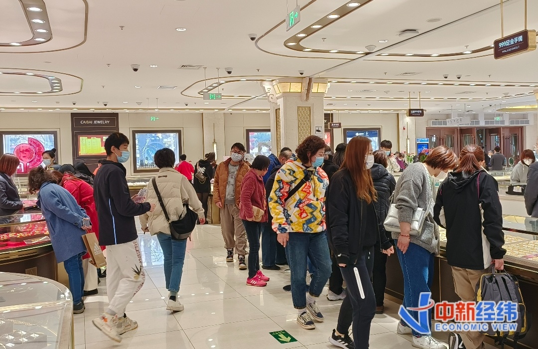 涨疯了!“中国大妈”提着现金买买买,现在是入手好时机吗?_手机新浪网