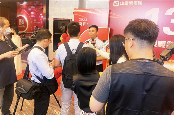 　　图注:会前,华军盛科技集团董事长严军先生接受媒体采访