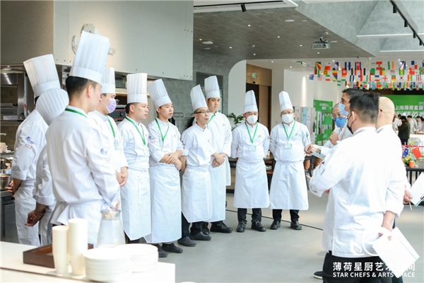 　　裁判给选手讲解赛前规则