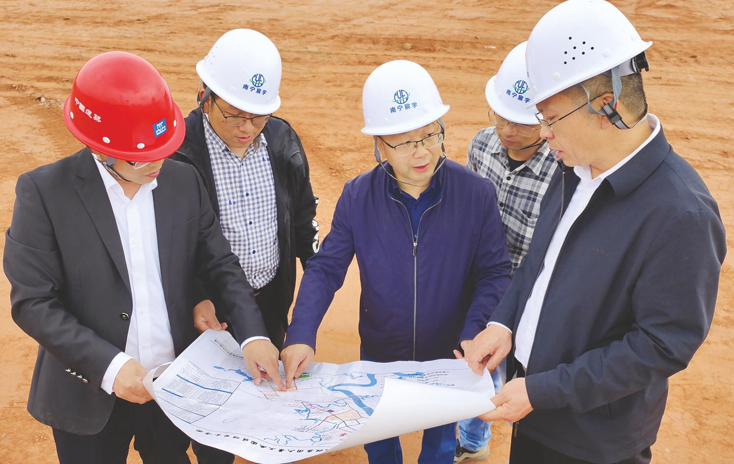 项目业主负责人与园区专班服务人员在工地现场勘察    本报记者 程勇