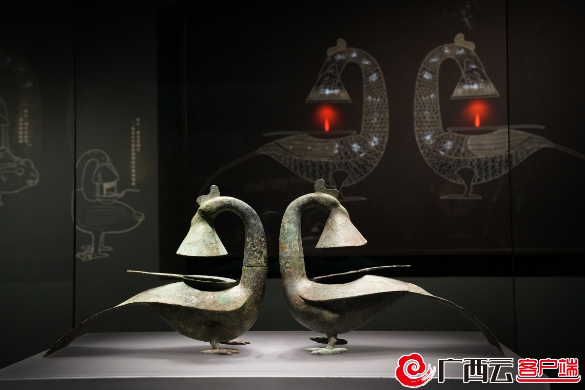 羽纹铜凤灯.记者 冼妍杏 摄