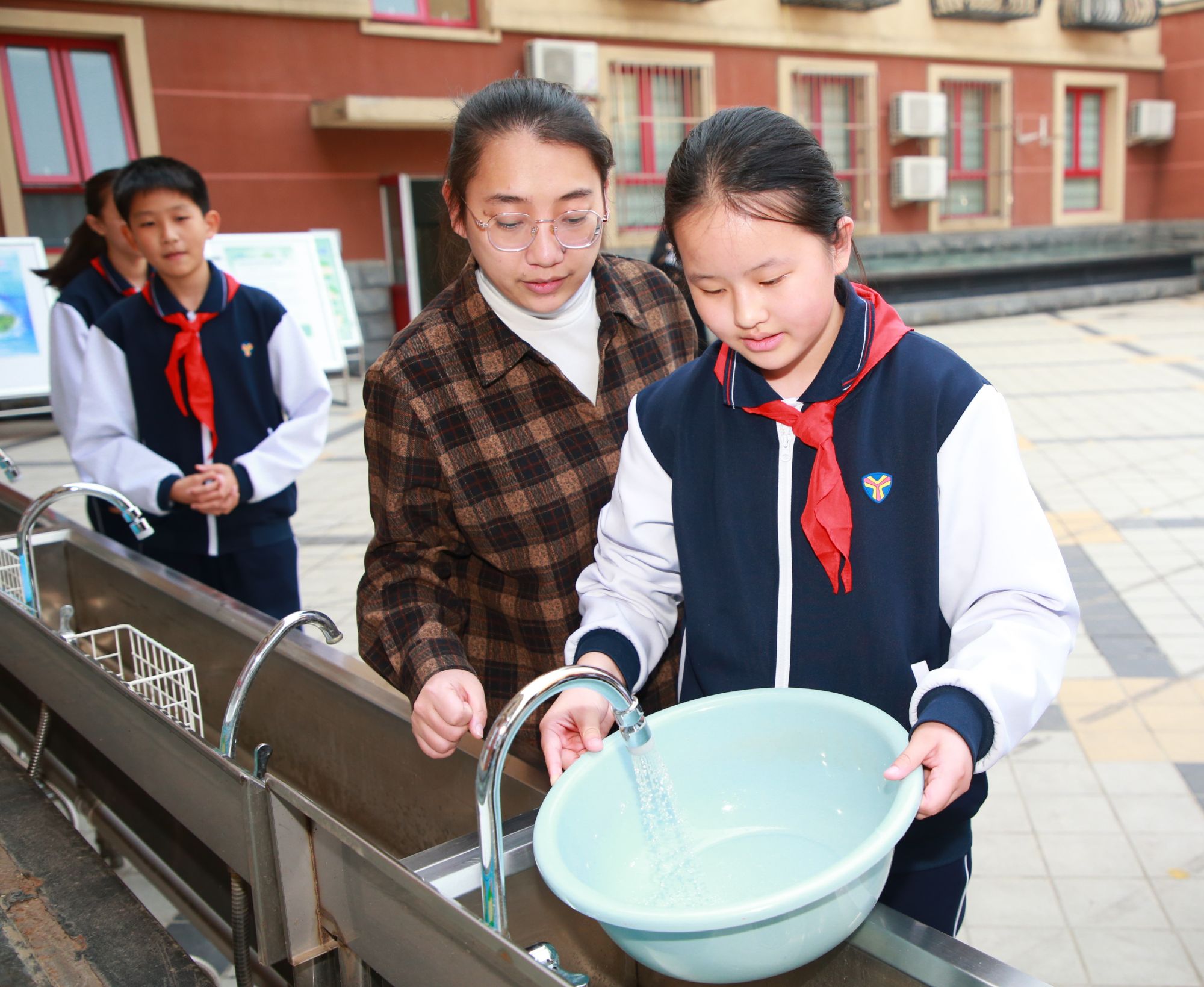 老师带学生做节水实验 学校供图