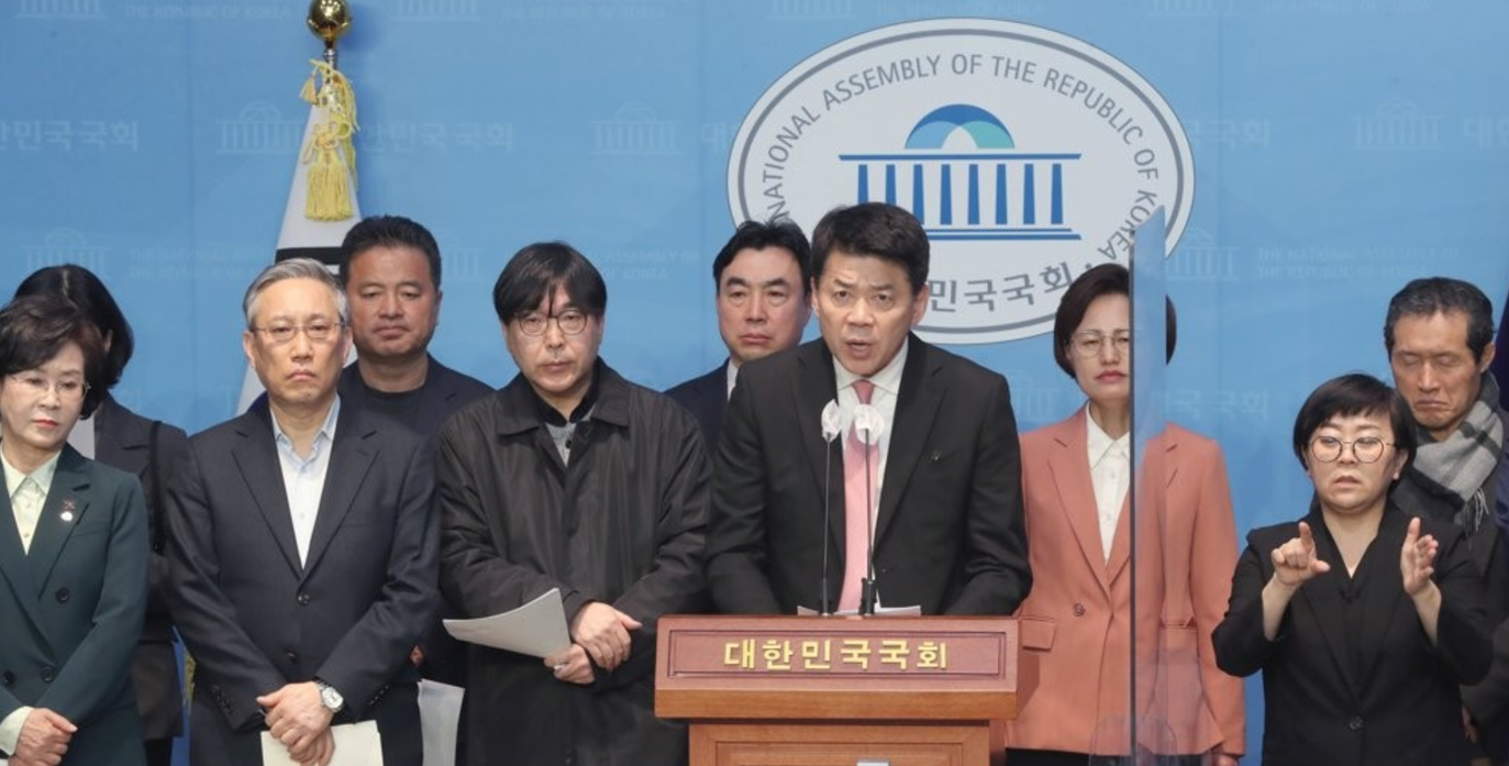 3月20日，韩国议员学者在国会举行联合记者会。（韩联社）