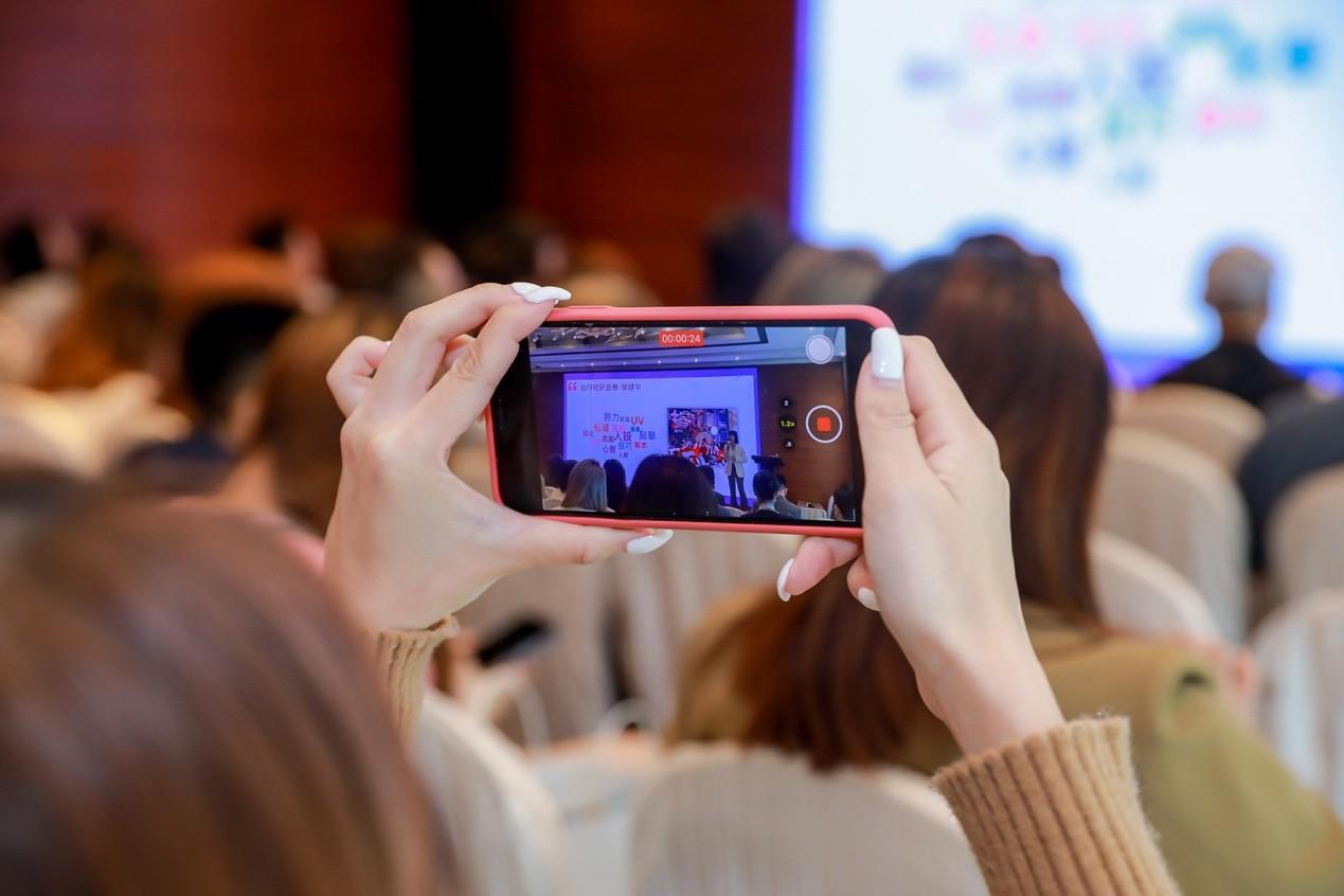 　　图说：淘宝全球主播招募大会上，参会者视频记录会议要点