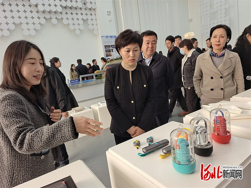 河北日报记者 张辉摄秦皇岛市委常委,市委宣传部部长许红琳在致辞中