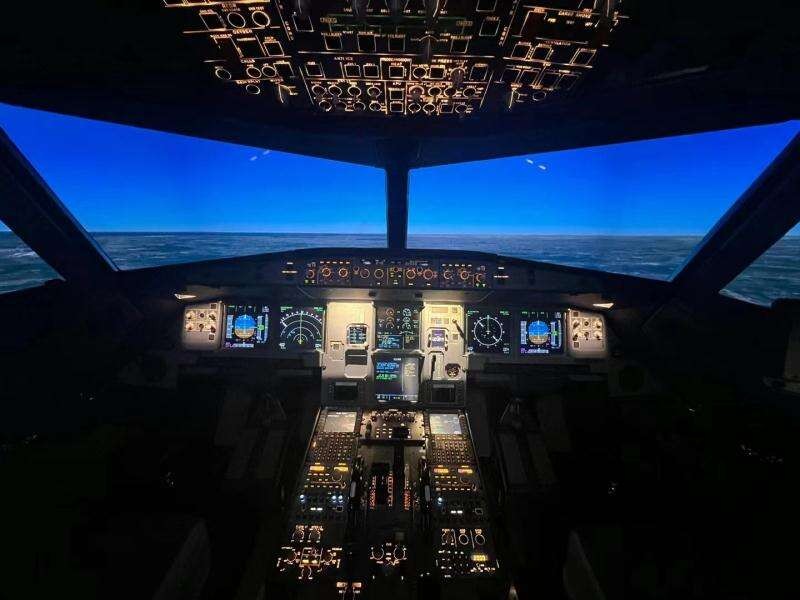 　　柬埔寨首次引进的CAE1000-TSP空客320系列全动态模拟机“驾驶舱”内景
