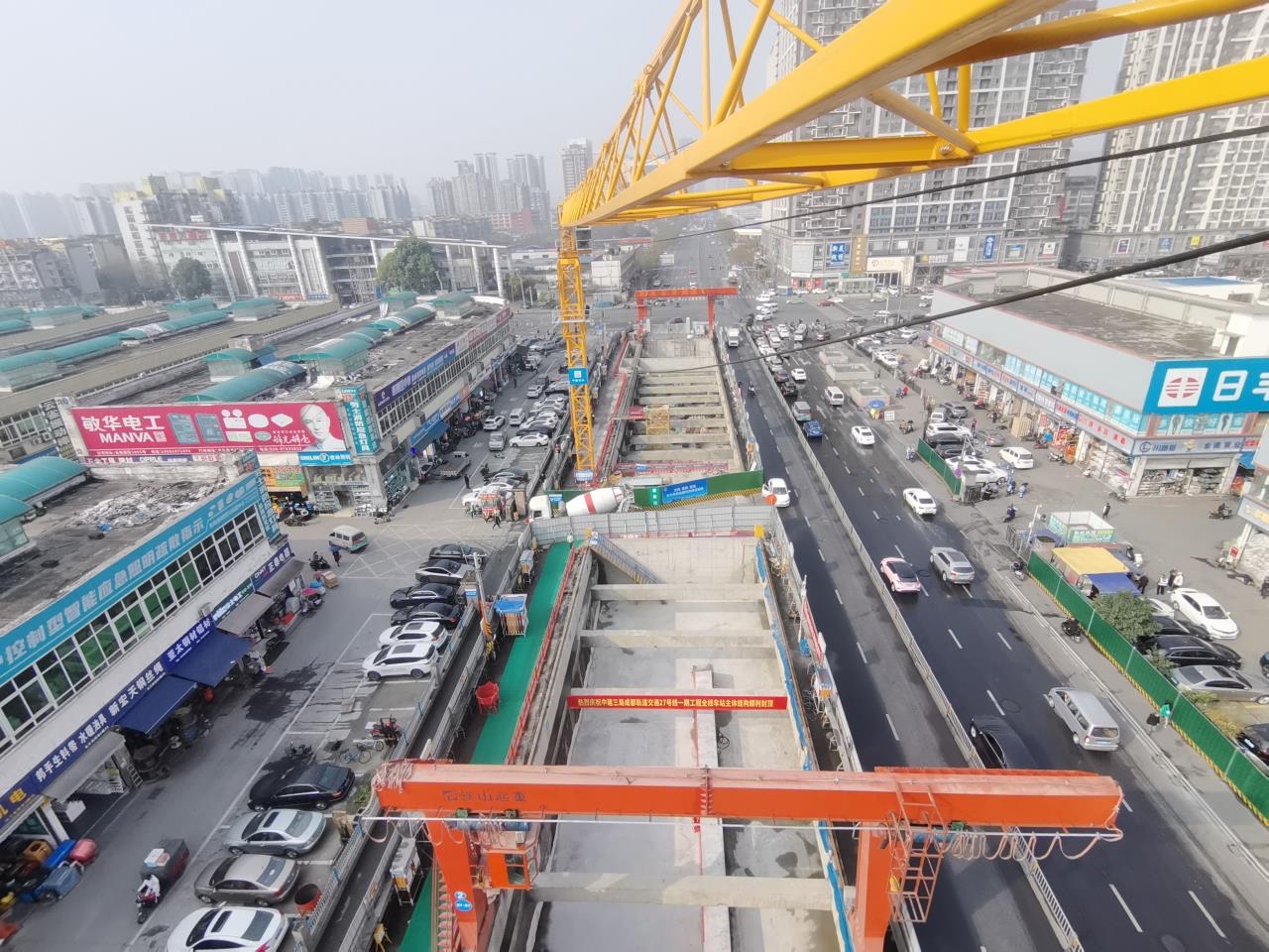 府站,该车站采用多种工法施工,与6号线交接的换乘通道施工采用了成都