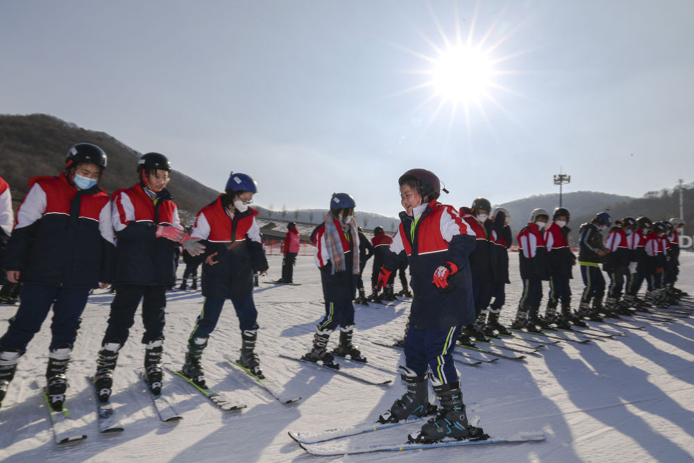 在吉林省吉林市万科松花湖度假区，吉化第九中学学生在滑雪体育课上练习（2月27日摄）。新华社记者 许畅 摄