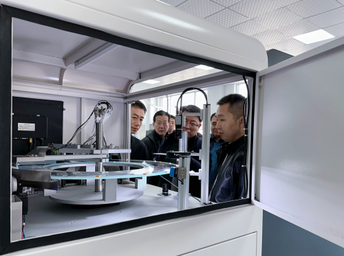 　　图为粮科院专家近距离观摩泓盛科技自主研发的不完善粒分析仪