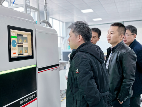 　　图为泓盛科技总经理宋天真为专家讲解谷物不完善粒分析仪化验结果