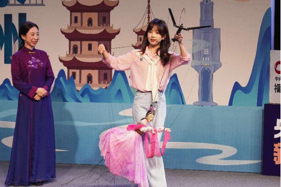 　　▲直播中央视记者王冰冰体验泉州当地特色文化。&nbsp;&nbsp;莫斯提&nbsp;|摄