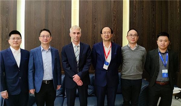 　　图 | 与AUTOSAR主席Thomas Rueping(左3)、AUTOSAR中国代表荆喆(左2)闭门座谈