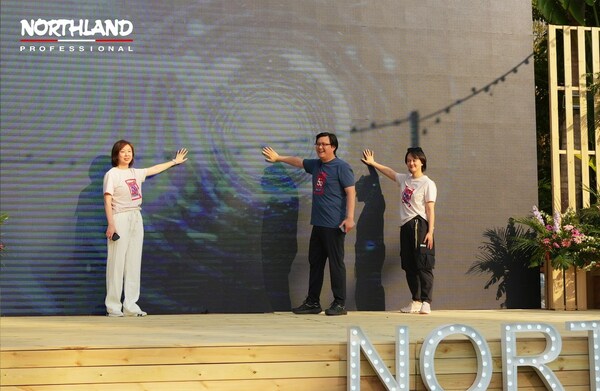 　　左起为中国国家地理总经理高颖、诺诗兰总经理邱雷、边城品牌中心总经理任琳