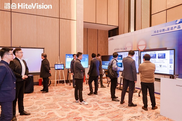 　　与会嘉宾现场体验鸿合科技产品及方案