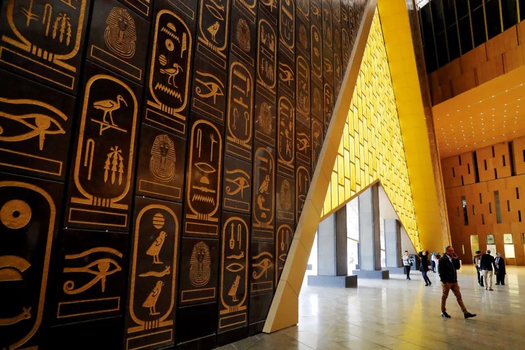 2月11日，游客在位于埃及吉萨省的大埃及博物馆入口处参观。