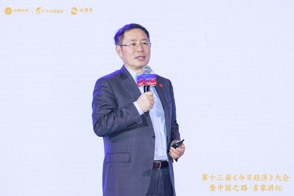 　　▲用友网络董事长兼CEO王文京发表演讲