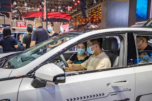 ▲消费者在2022重庆车展上了解一款新能源汽车。图/新华社