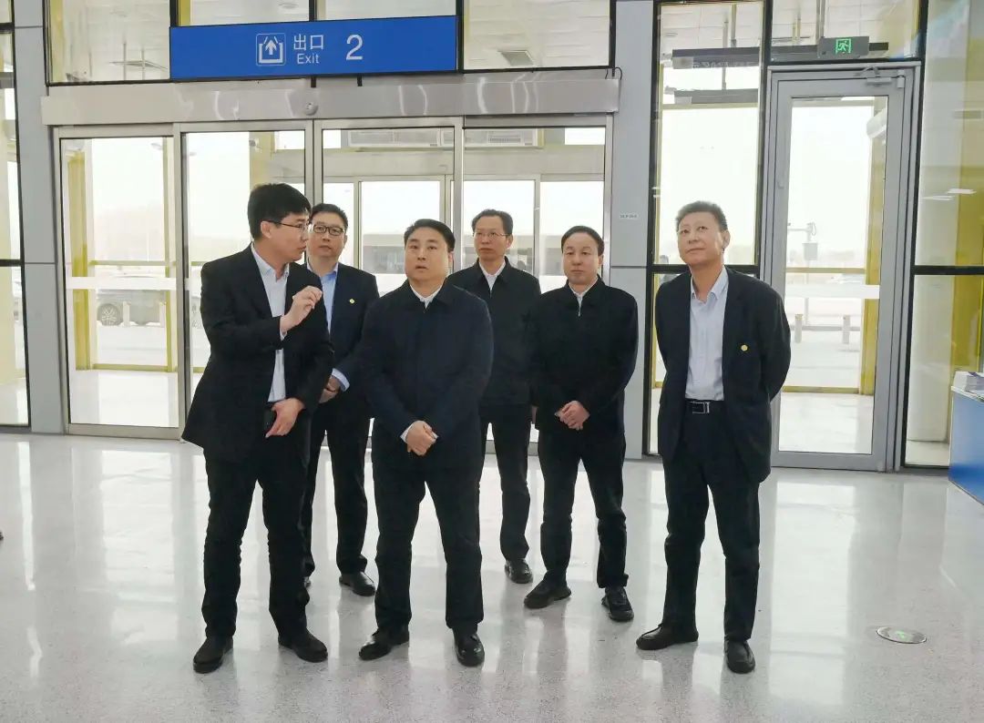 3月23日,市委书记杨猛在沙河市考察邢台褡裢机场通航准备情况.