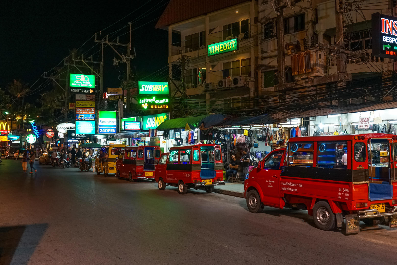 ↑泰国普吉岛夜晚街景 图据IC photo