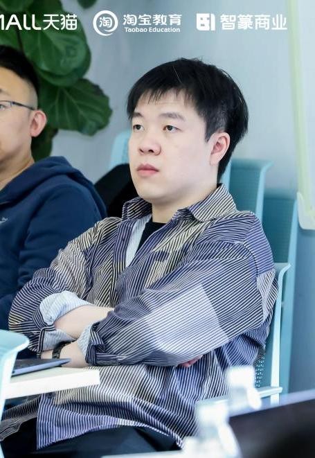 　　(七彩叮当品牌负责人 卢显东(右一))